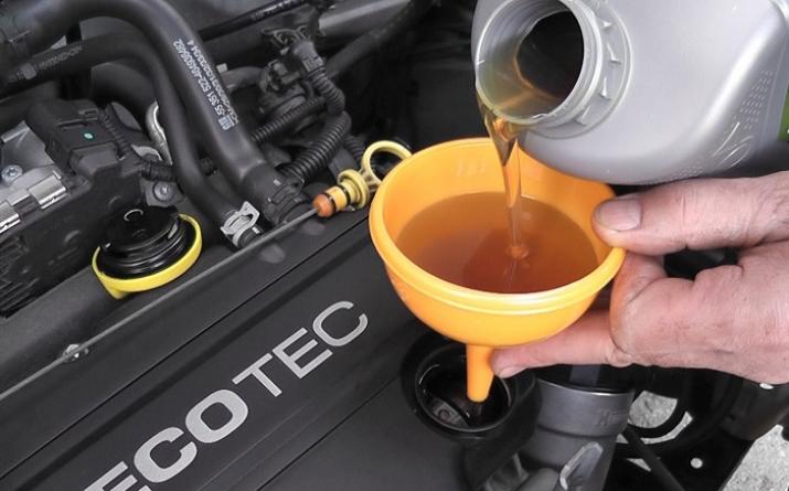 Как заменить масло в двигателе правильно?