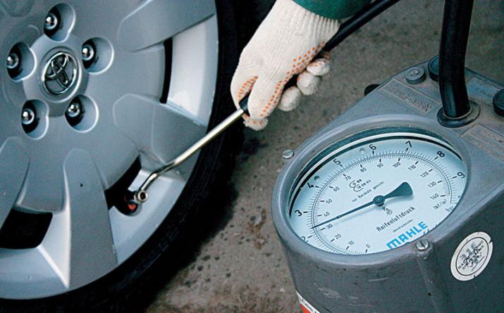 Kakšen mora biti tlak v pnevmatikah VAZ 2115?